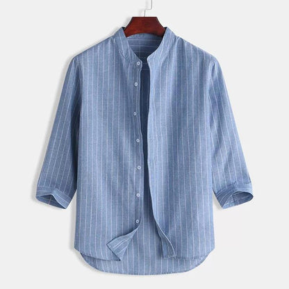 Camisa informal de rayas con cuello alto y manga tres cuartos