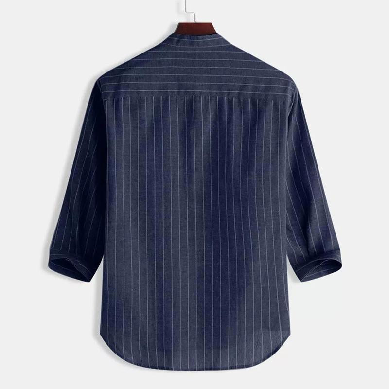 Camisa informal de rayas con cuello alto y manga tres cuartos