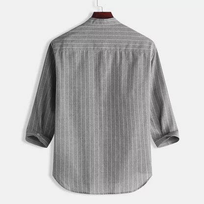 Camisa informal de rayas con cuello alto y manga tres cuartos